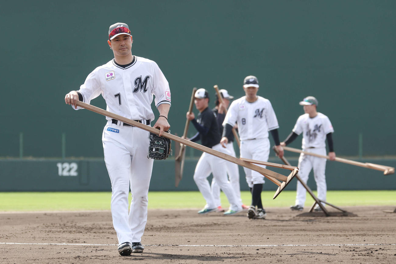 内外別ノックを終えたロッテ藤岡（撮影・宮地輝）