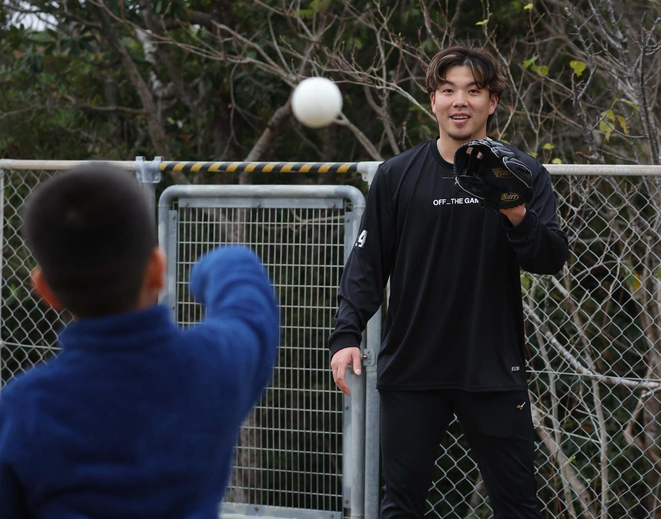 名護市内の児童養護施設を訪れ子どもたちとキャッチボールする日本ハム金村（撮影・黒川智章）