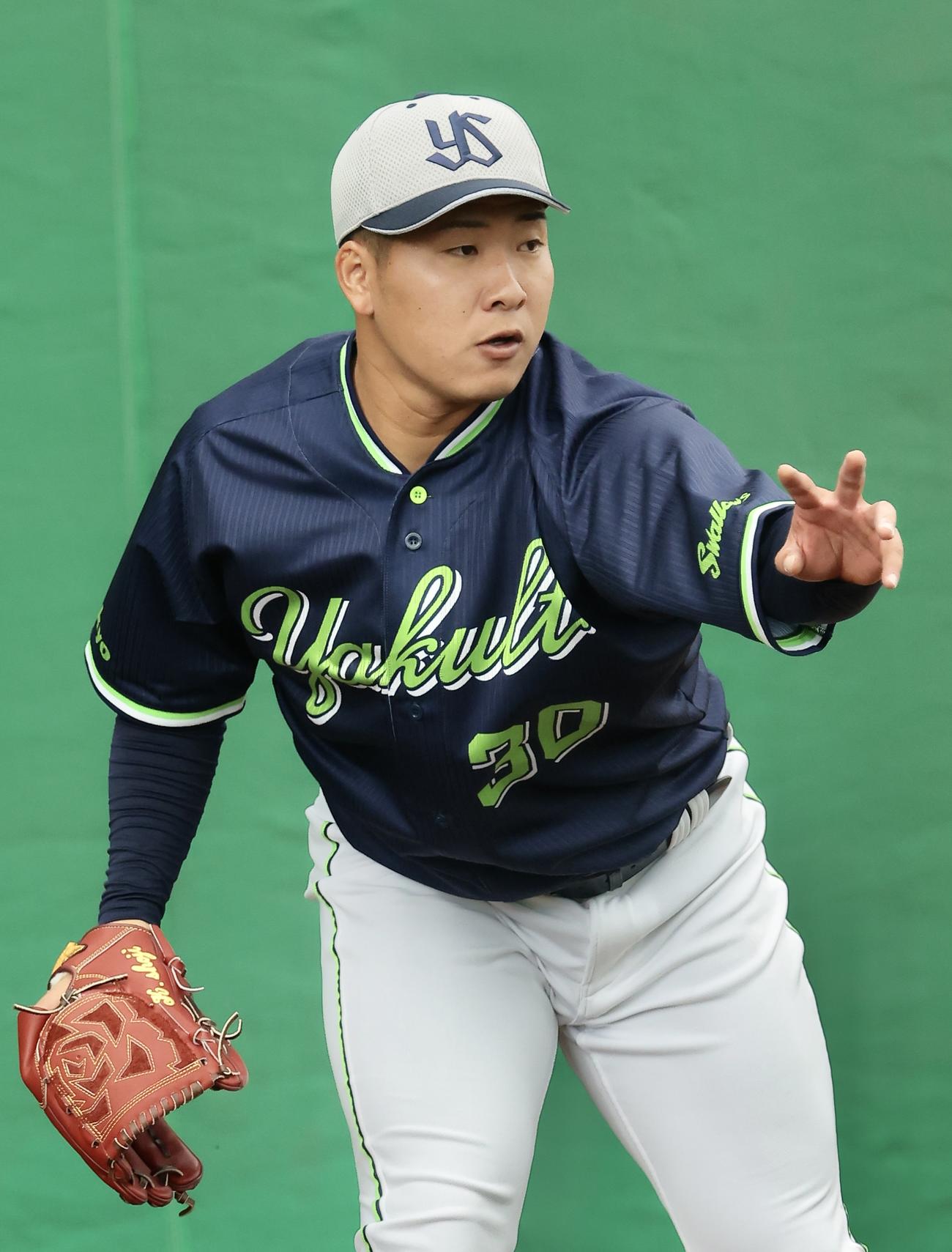 ブルペン投球するヤクルト荘司（撮影・河田真司）