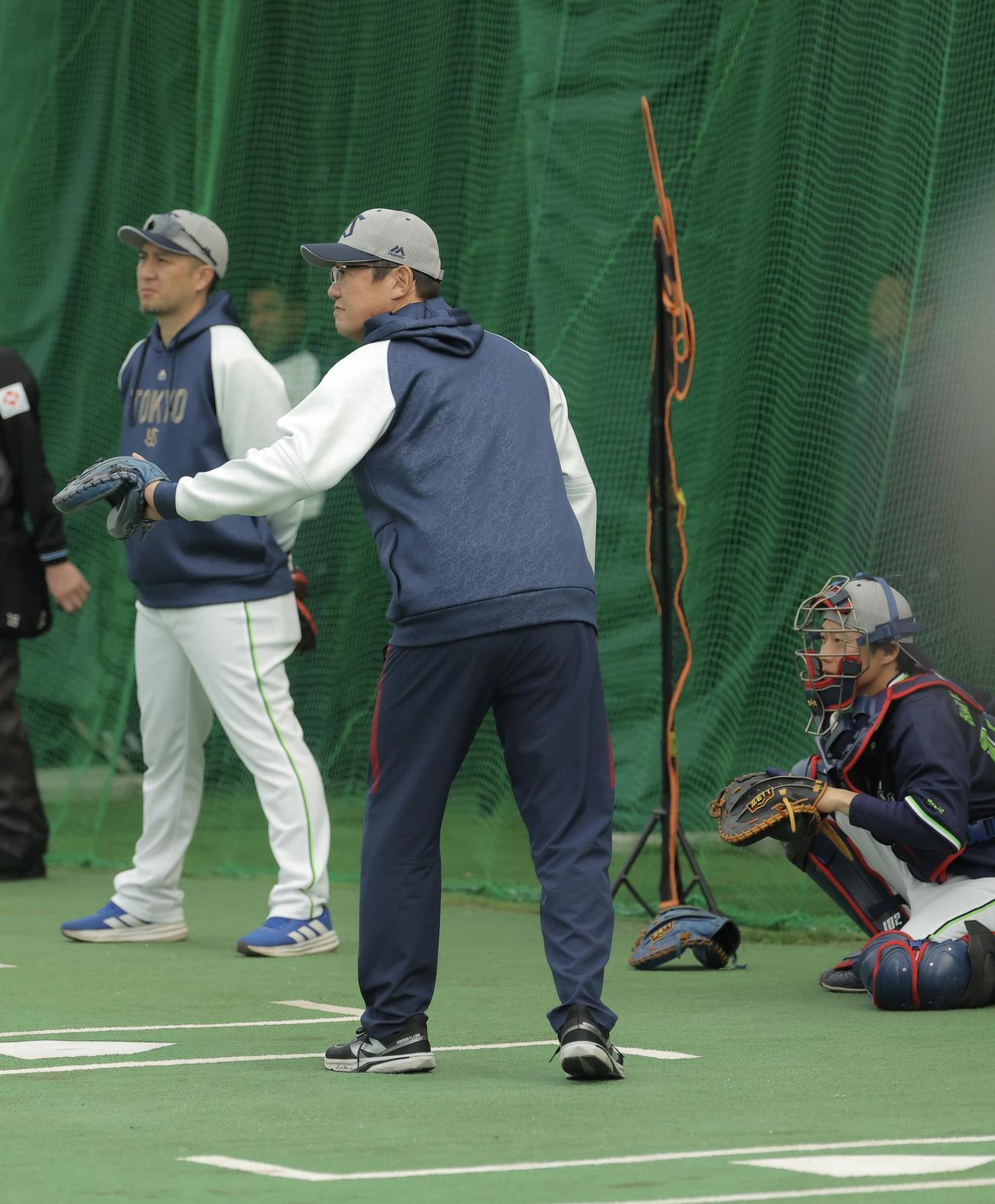 ブルペンでヤクルト荘司の投球を見る古田氏（撮影・河田真司）