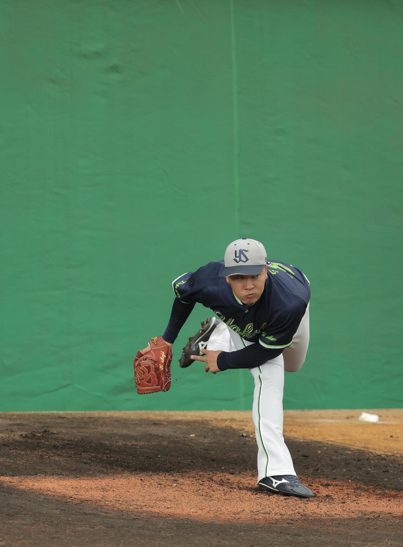 ブルペン投球するヤクルト荘司（撮影・河田真司）