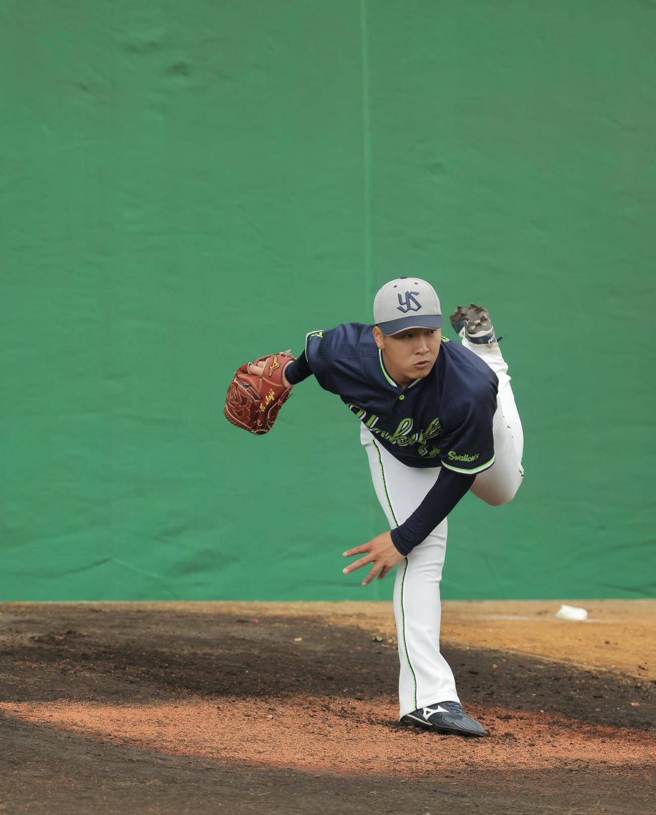 ブルペン投球するヤクルト荘司（撮影・河田真司）