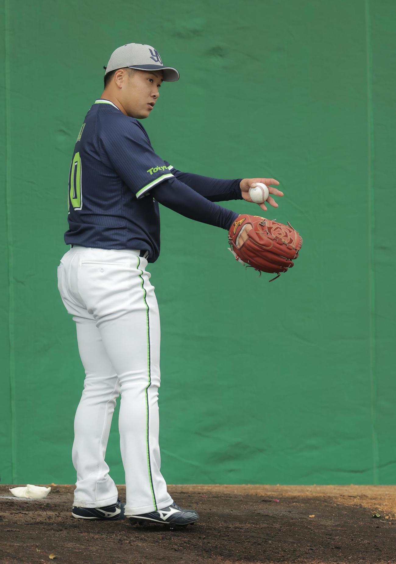 ブルペン投球するヤクルト荘司（撮影・河田真司）