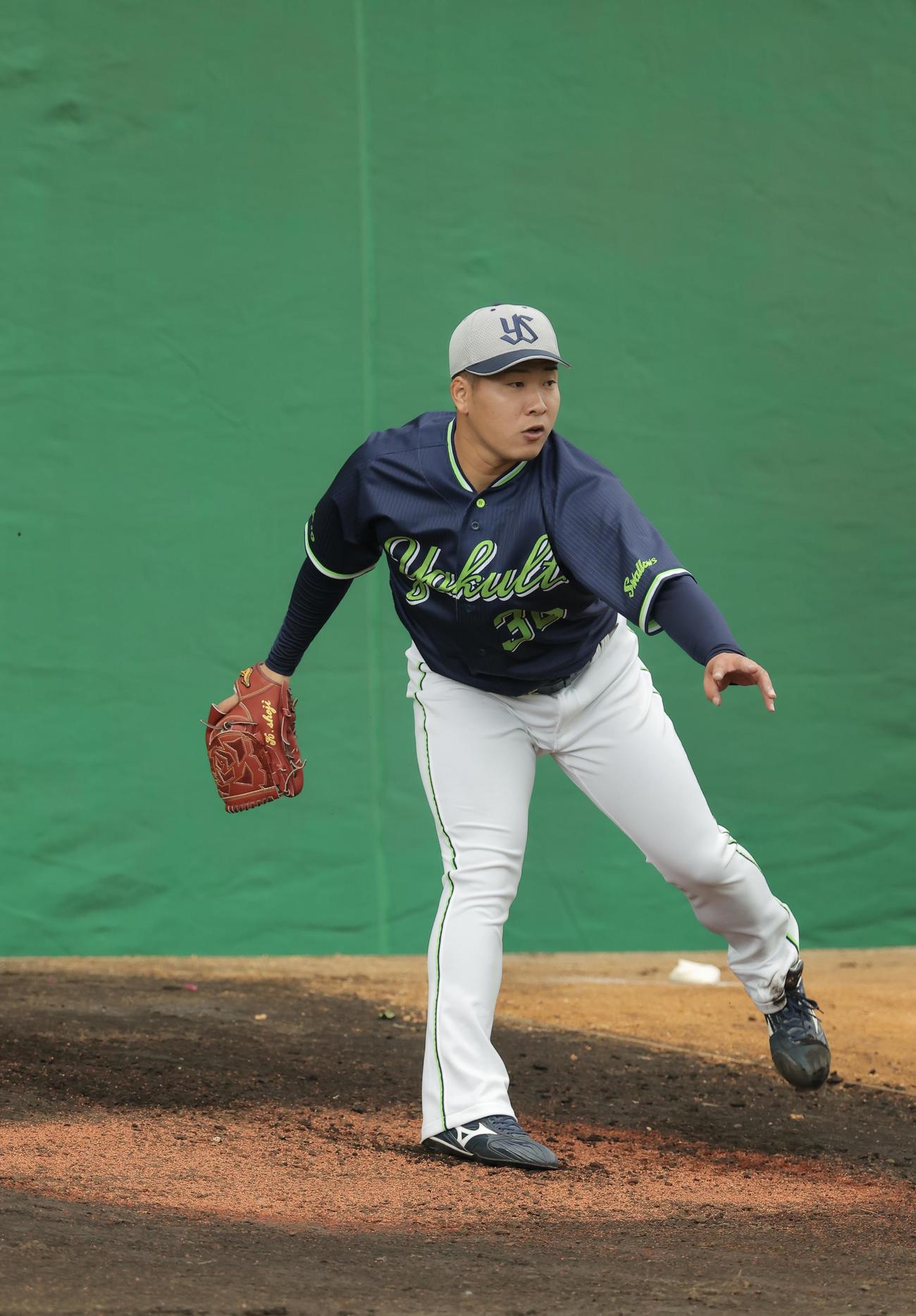 ブルペン投球するヤクルト荘司（撮影・河田真司）