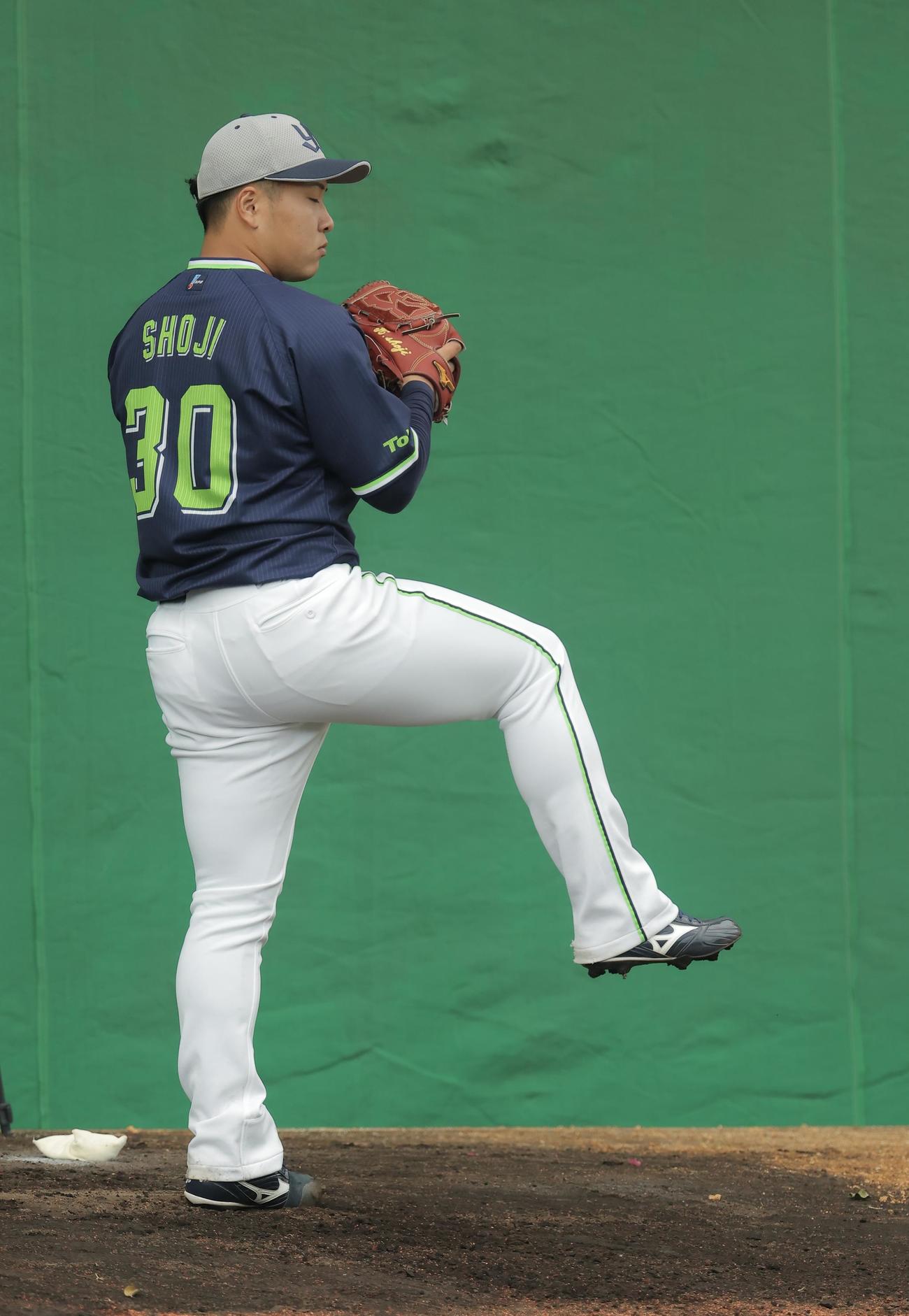 ブルペン投球するヤクルト荘司（撮影・河田真司）
