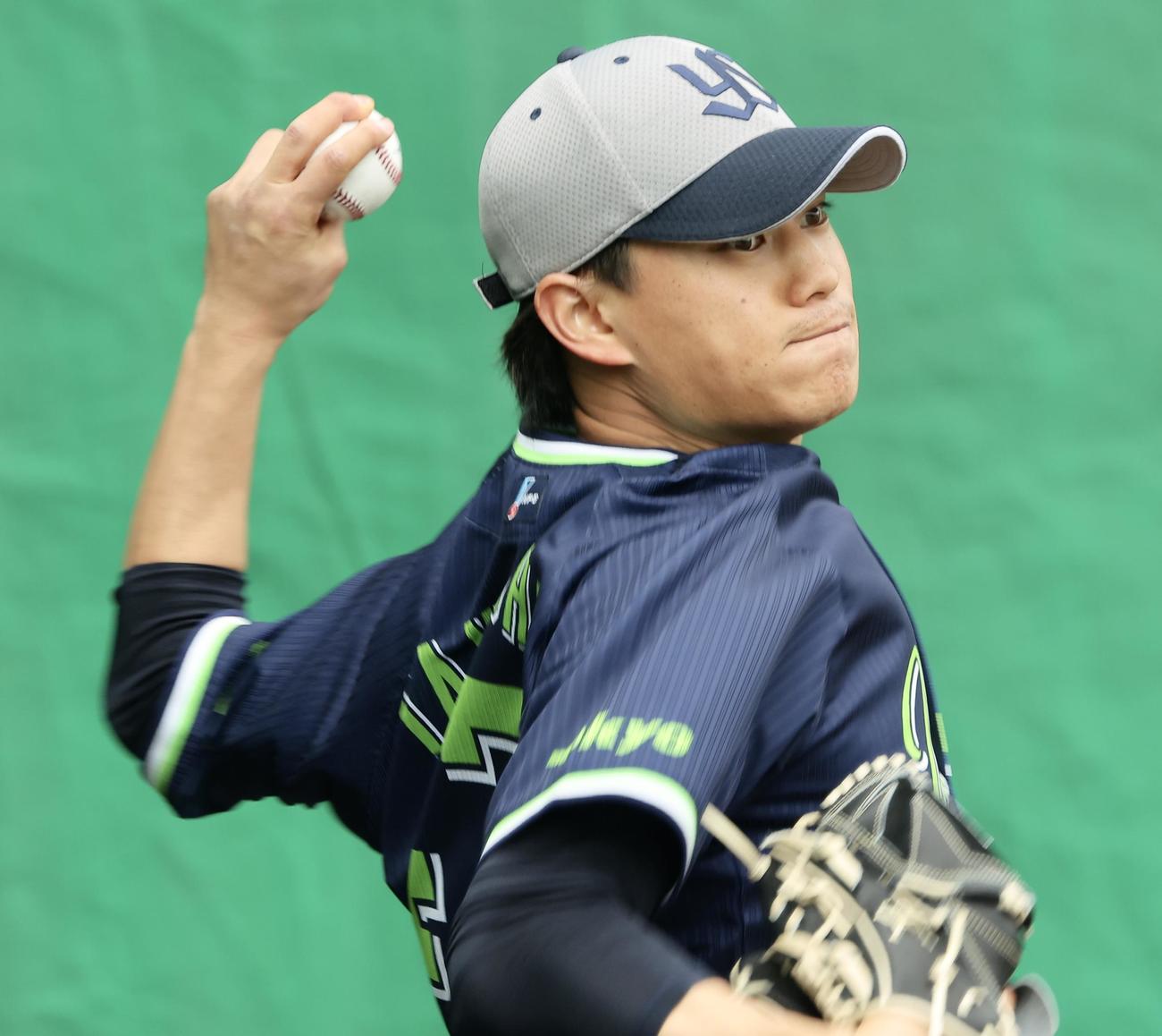 ブルペン投球する高橋。奥は高津監督（撮影・河田真司）