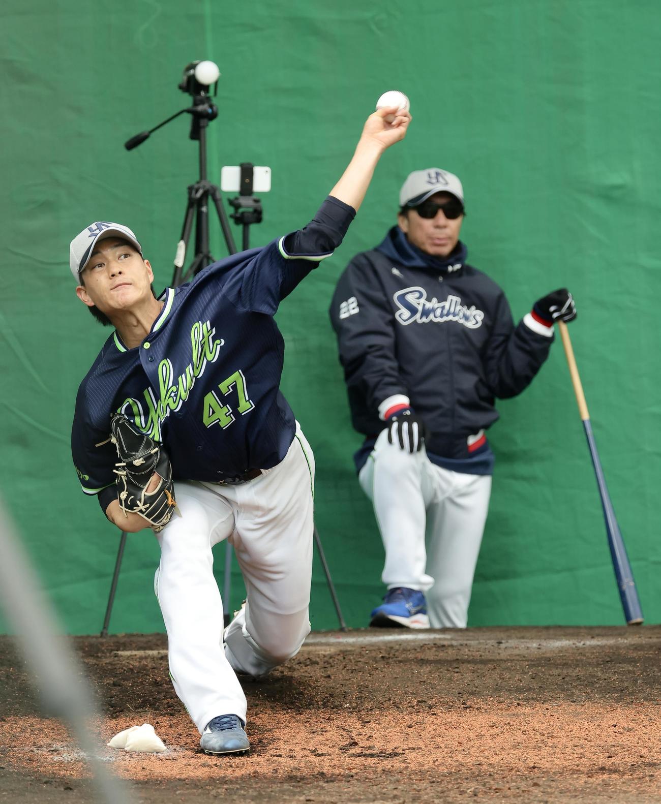 ブルペン投球する高橋。奥は高津監督（撮影・河田真司）