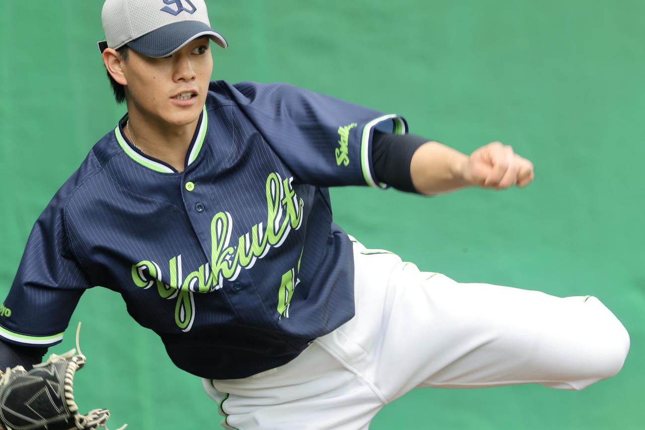 ブルペン投球する高橋。奥は高津監督（撮影・河田真司）