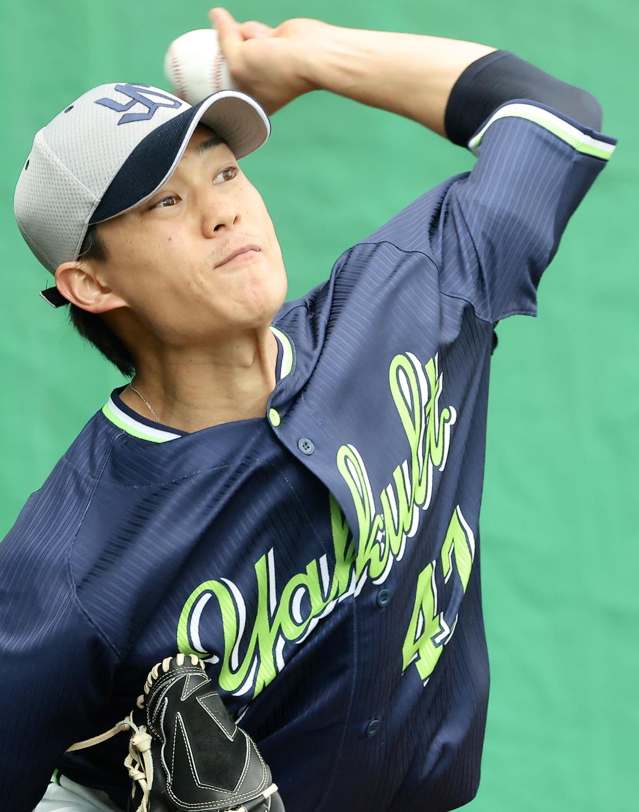 ブルペン投球する高橋。奥は高津監督（撮影・河田真司）