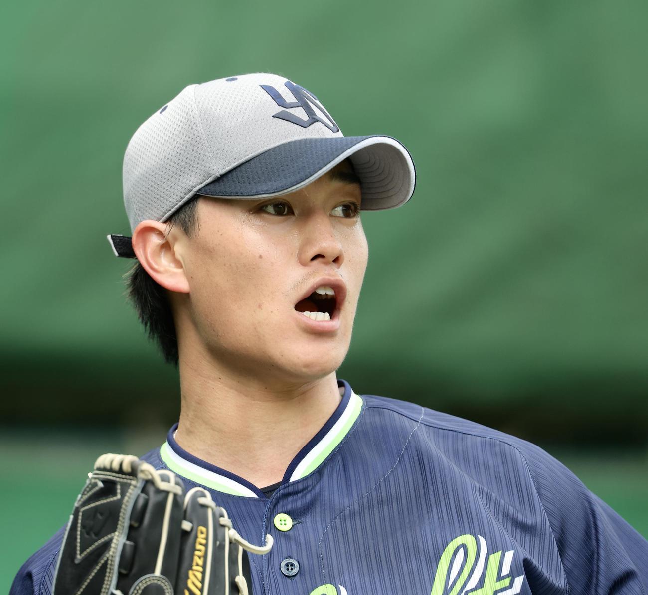ブルペン投球する高橋。奥は高津監督（撮影・河田真司）