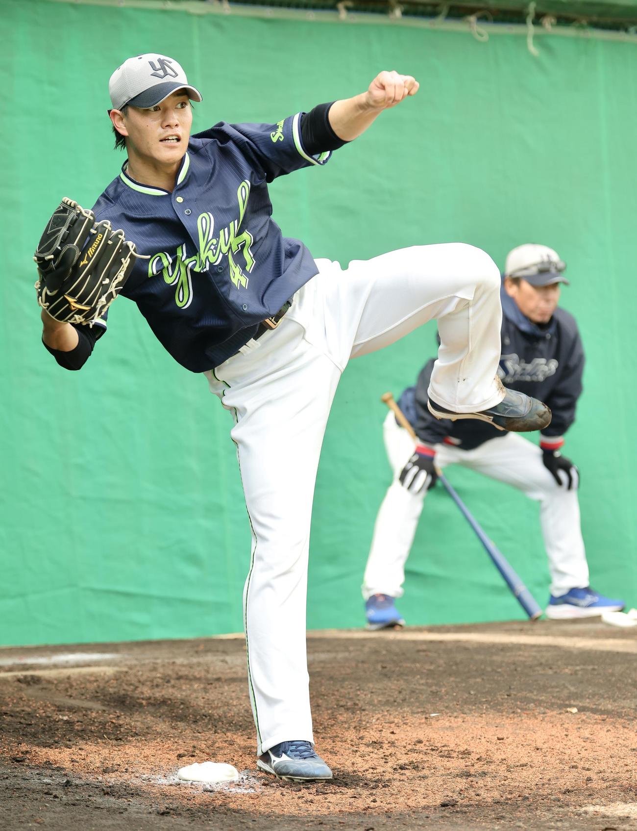 ブルペン投球する高橋。奥は高津監督（撮影・河田真司）