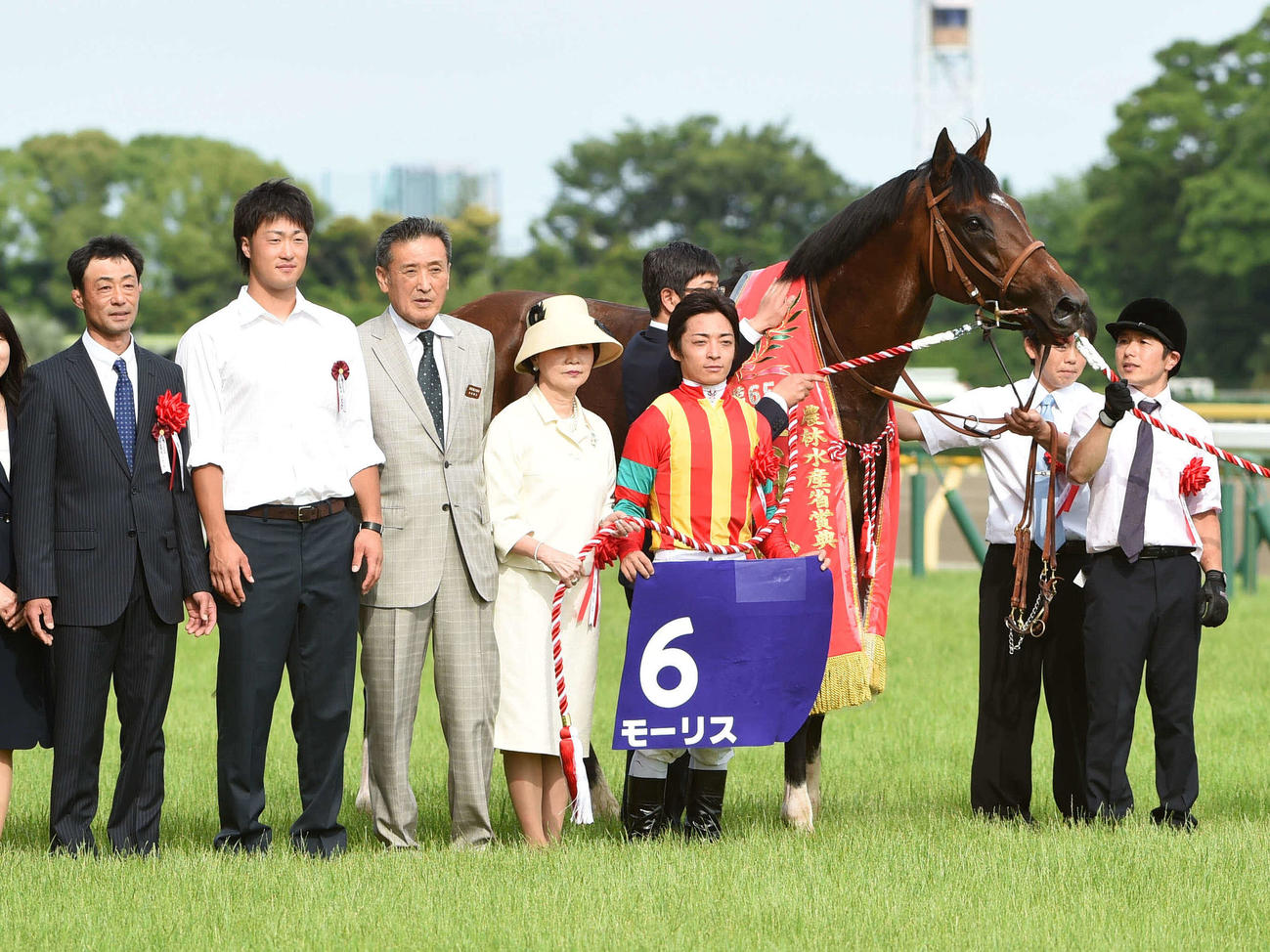 2015年6月7日、第65回安田記念（G1）　口取りで左から戸川牧場代表の戸川洋二氏、息子の戸川大輔氏（当時西武育成選手）、一人置いて馬主の吉田和美氏、川田将雅騎手