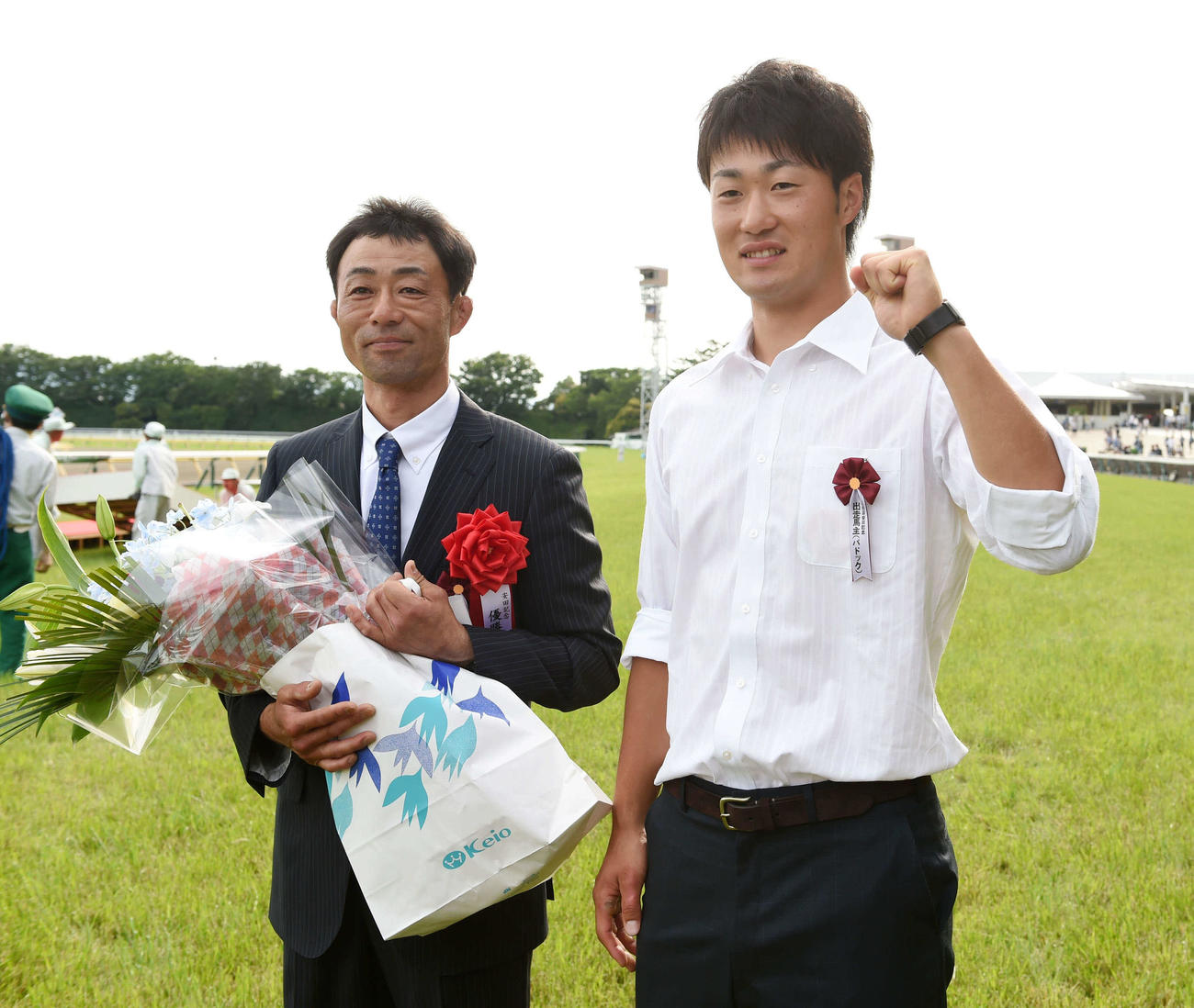 2015年6月7日、東京11R安田記念　戸川牧場代表の戸川洋二氏（左）と息子の大輔氏（当時西武育成選手）