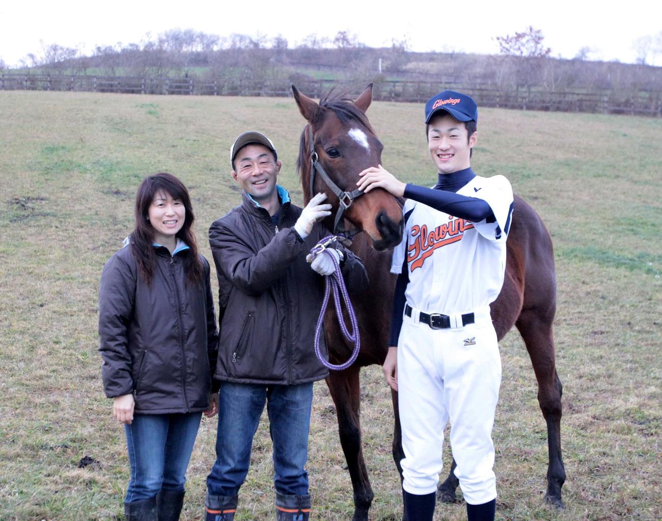 2010年、ダイシンオレンジの母アシヤマダムを囲み、笑顔を見せる戸川さん夫妻と長男大輔氏（右）