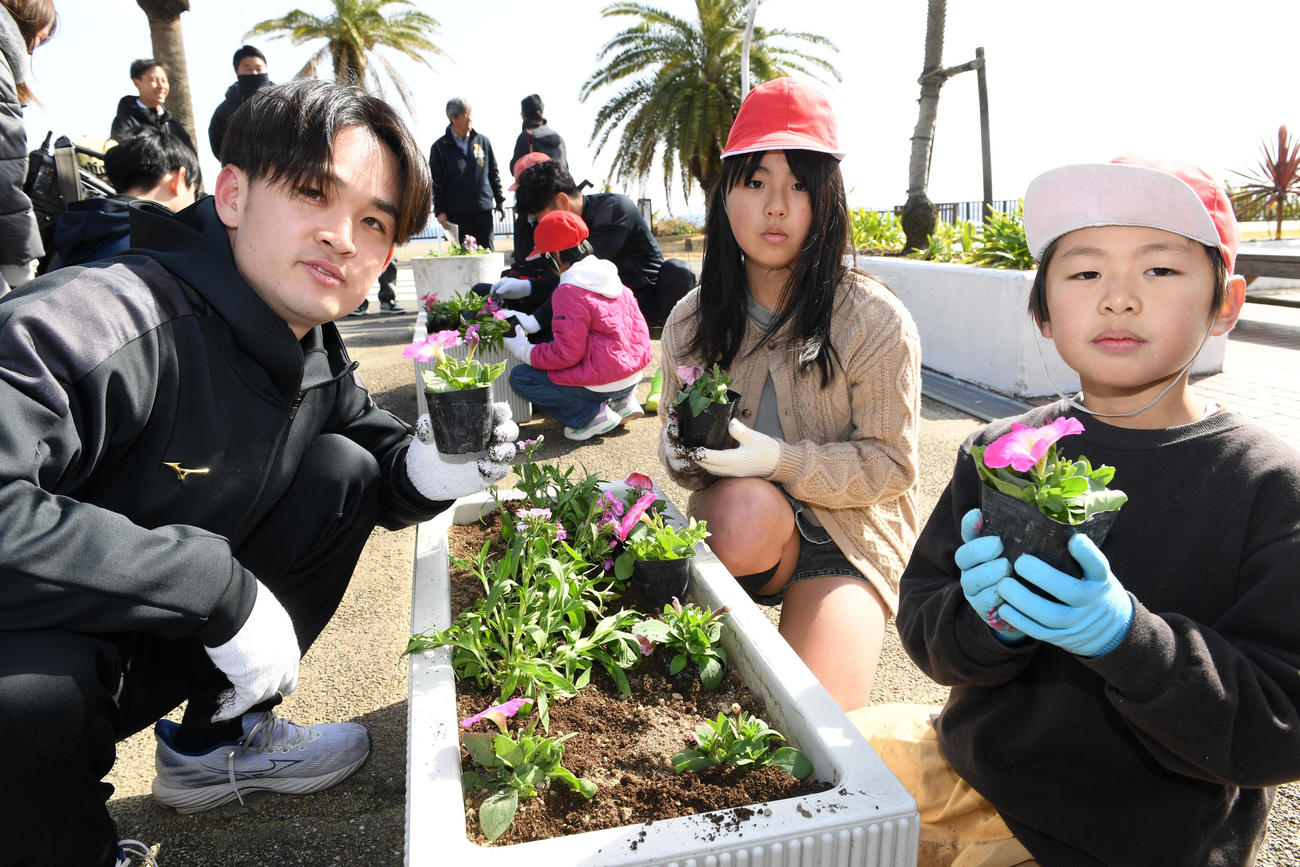 キャンプ休日を利用して「道の駅フェニックス」を訪れた寺西は内海小学校の児童と植樹を行う（撮影・前岡正明）