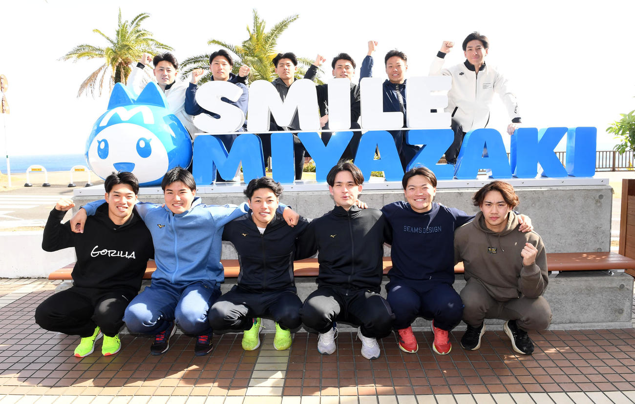 キャンプ休日を利用して「道の駅フェニックス」を訪れた、前列左からオリックス東山、山口、麦谷、寺西、山中、片山、後列左から田島、上原、今坂、清水、寺本、乾（撮影・前岡正明）