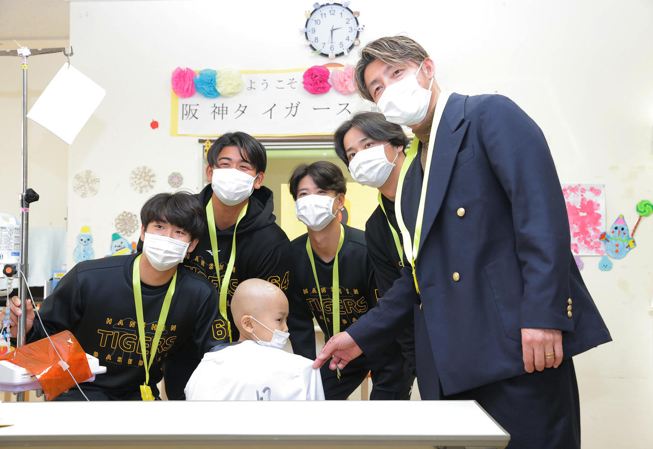 沖縄県立南部医療センター・こども医療センターを訪問し、子どもたちと触れ合う左から阪神石黒、岡留、山田、井坪、鳥谷敬氏