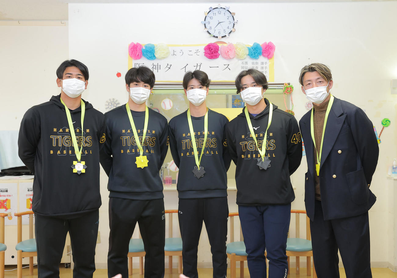 沖縄県立南部医療センター・こども医療センターを訪問した左から阪神岡留、石黒、山田、井坪、鳥谷敬氏