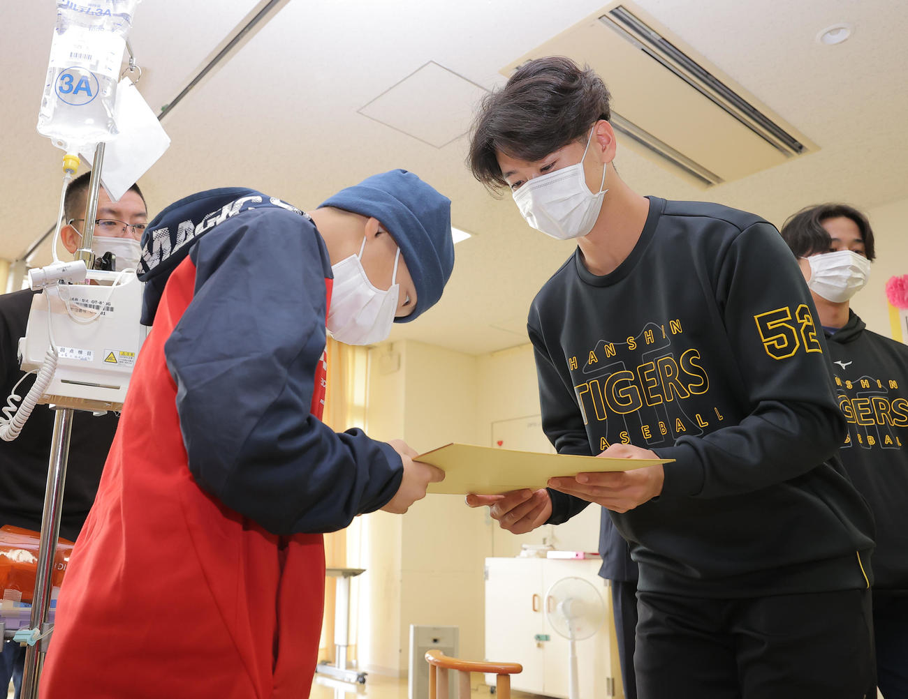 沖縄県立南部医療センター・こども医療センターを訪問し、子どもたちと触れ合う阪神山田らら