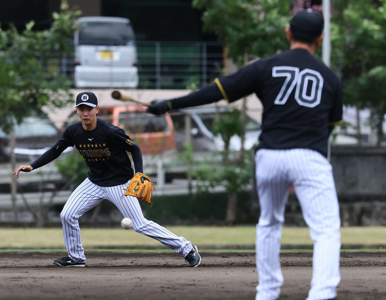 3日、特守後にマンツーマンでノックを受ける阪神山田