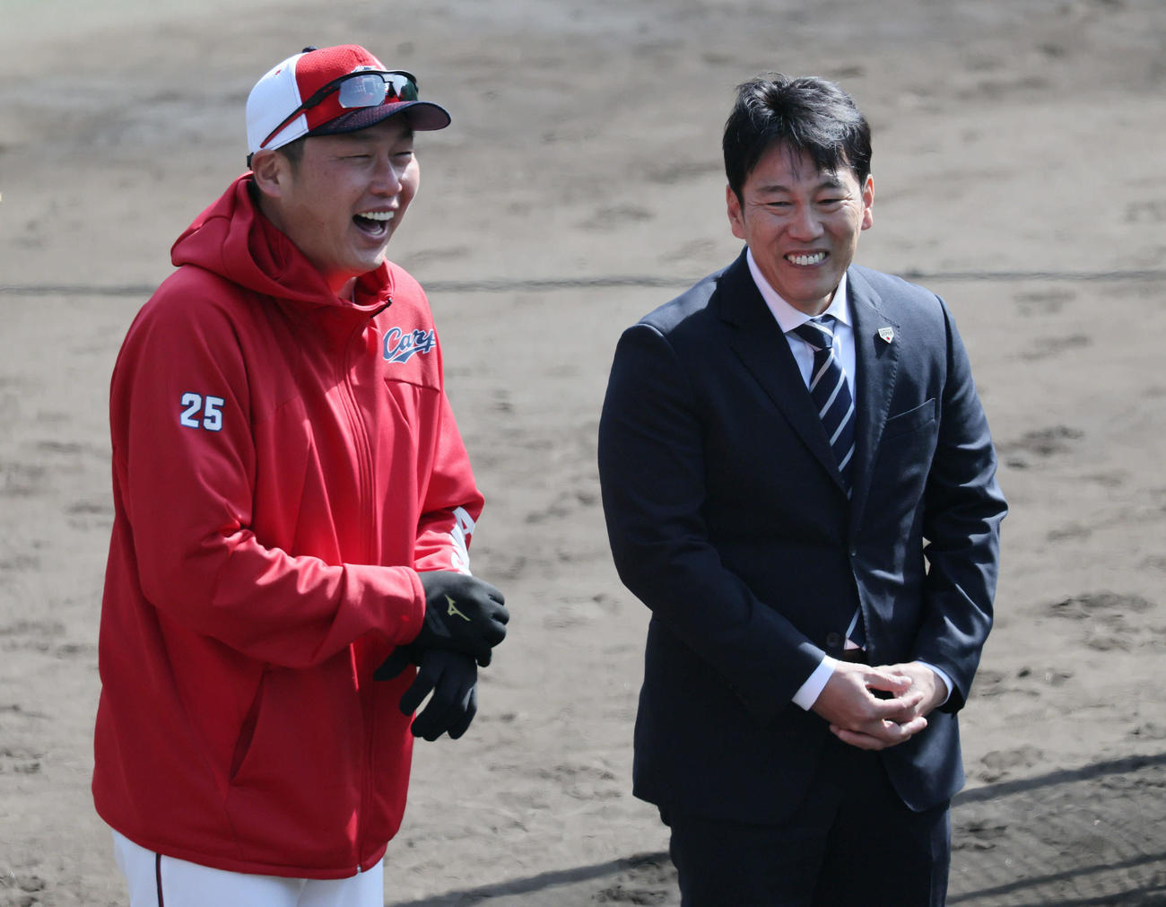 広島キャンプを視察、新井監督（左）と談笑する侍ジャパン井端監督（撮影・加藤孝規）