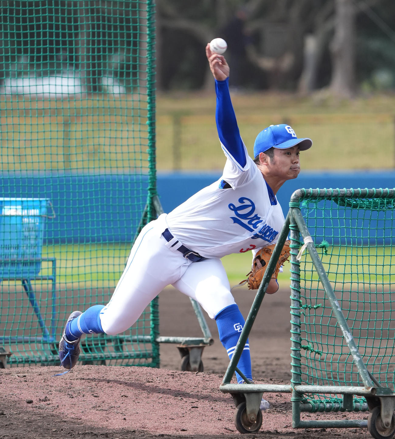 打撃投手に登板する中日根尾（撮影・森本幸一）