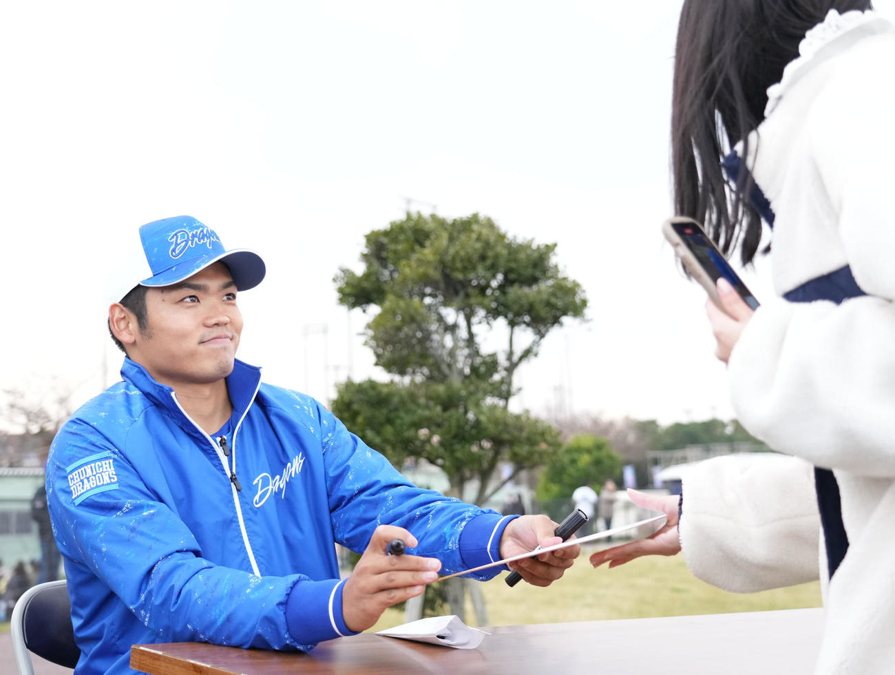 練習後、ファンサービスをする根尾（左）（撮影・森本幸一）