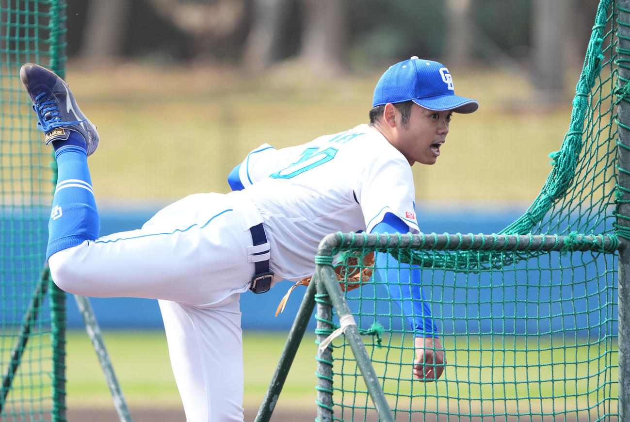 打撃投手に登板する根尾（撮影・森本幸一）