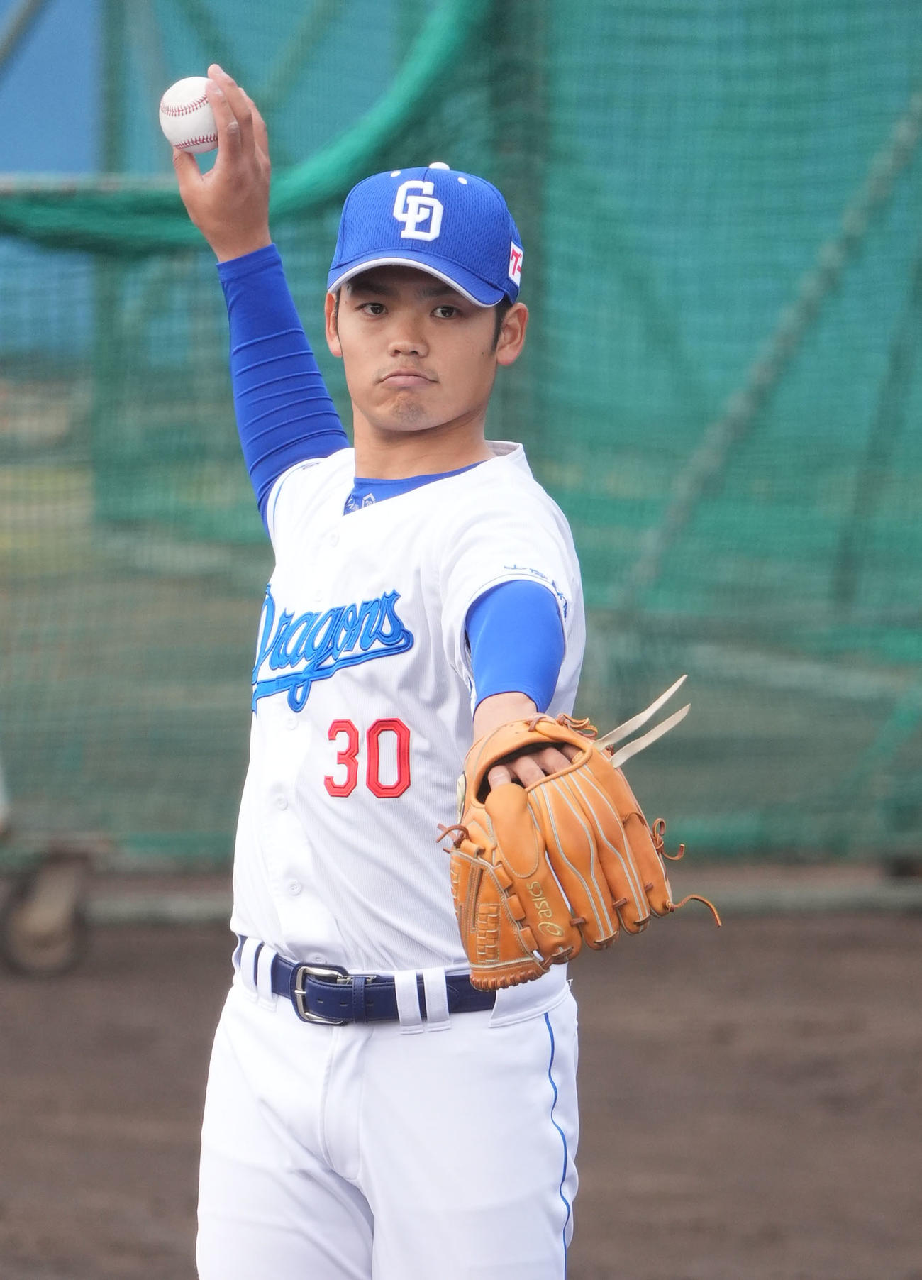 打撃投手登板へ準備をする根尾（撮影・森本幸一）