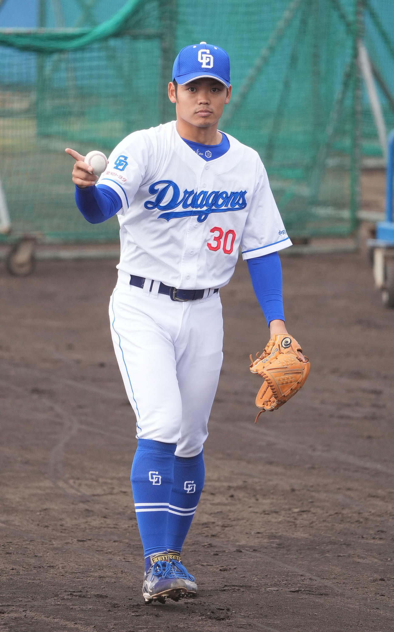 打撃投手登板へ準備をする根尾（撮影・森本幸一）