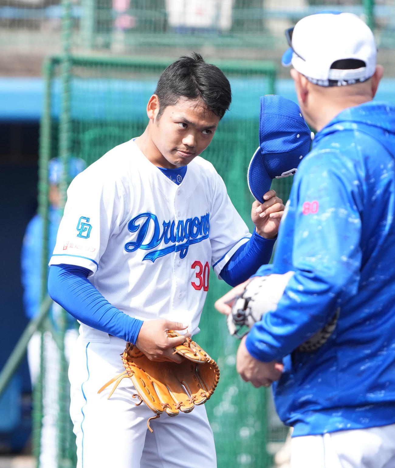 打撃投手登板を終えあいさつする根尾（左）（撮影・森本幸一）