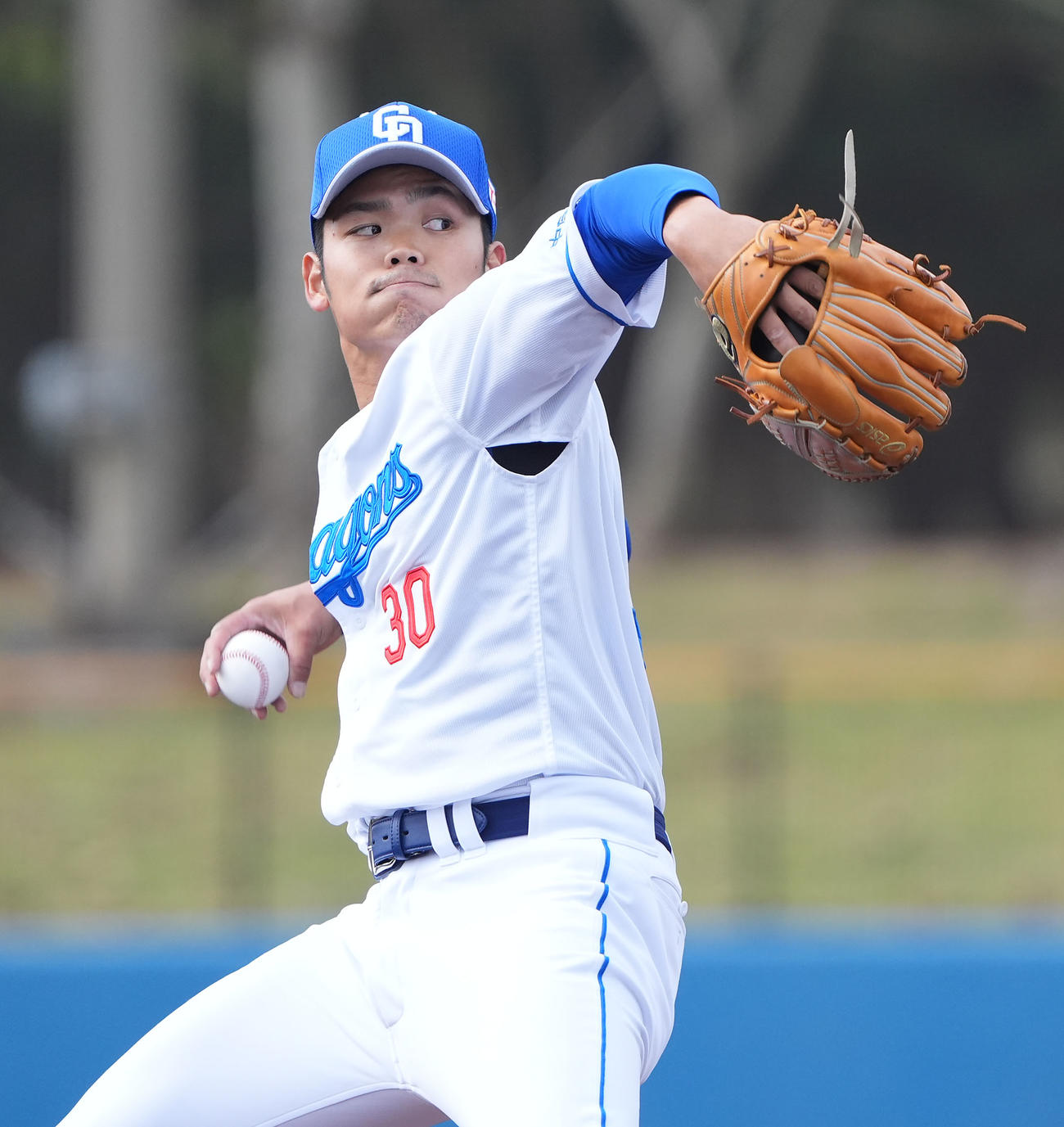 打撃投手に登板し力投する根尾（撮影・森本幸一）