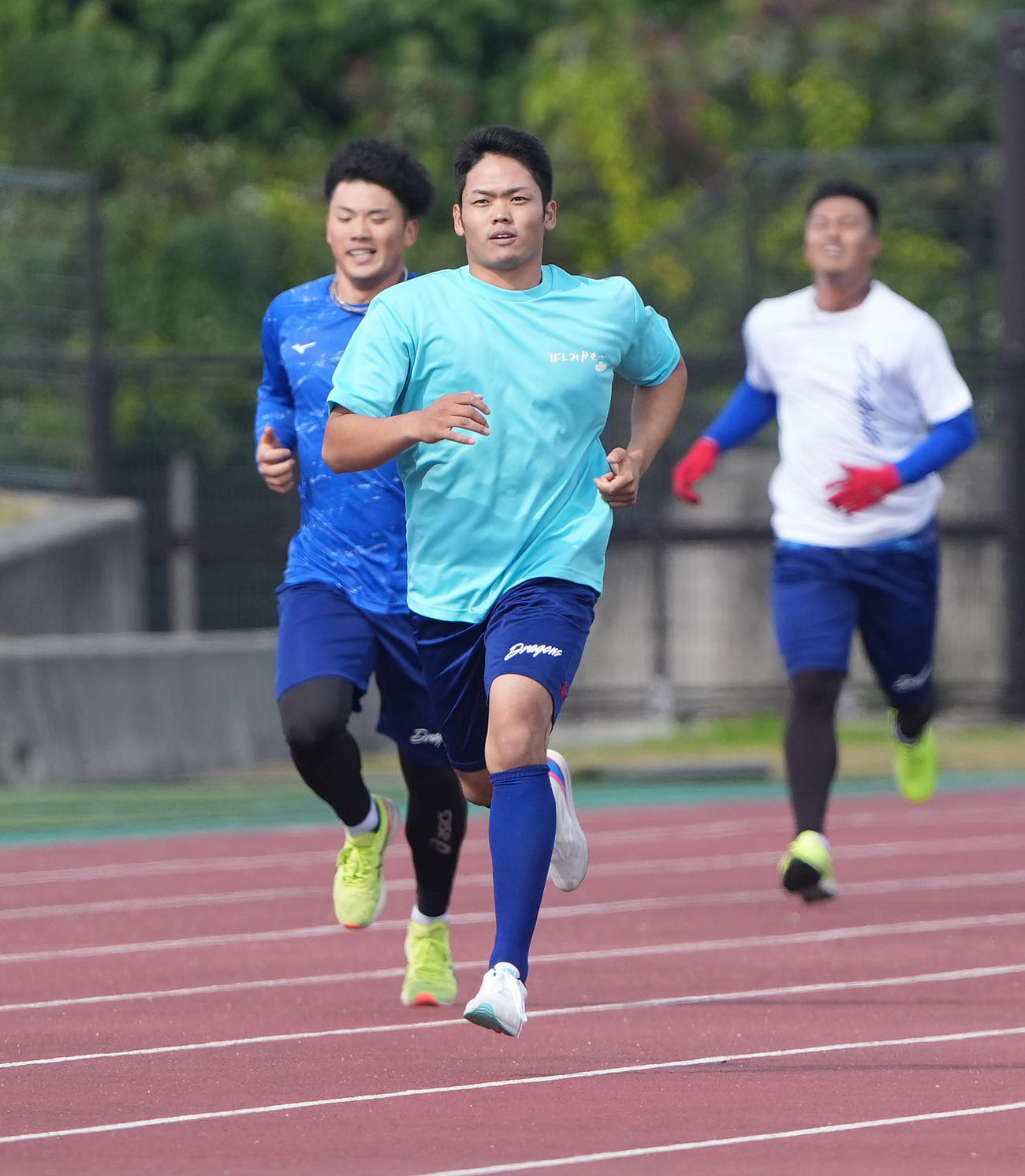 ランニングトレーニングをする根尾（中央）（撮影・森本幸一）