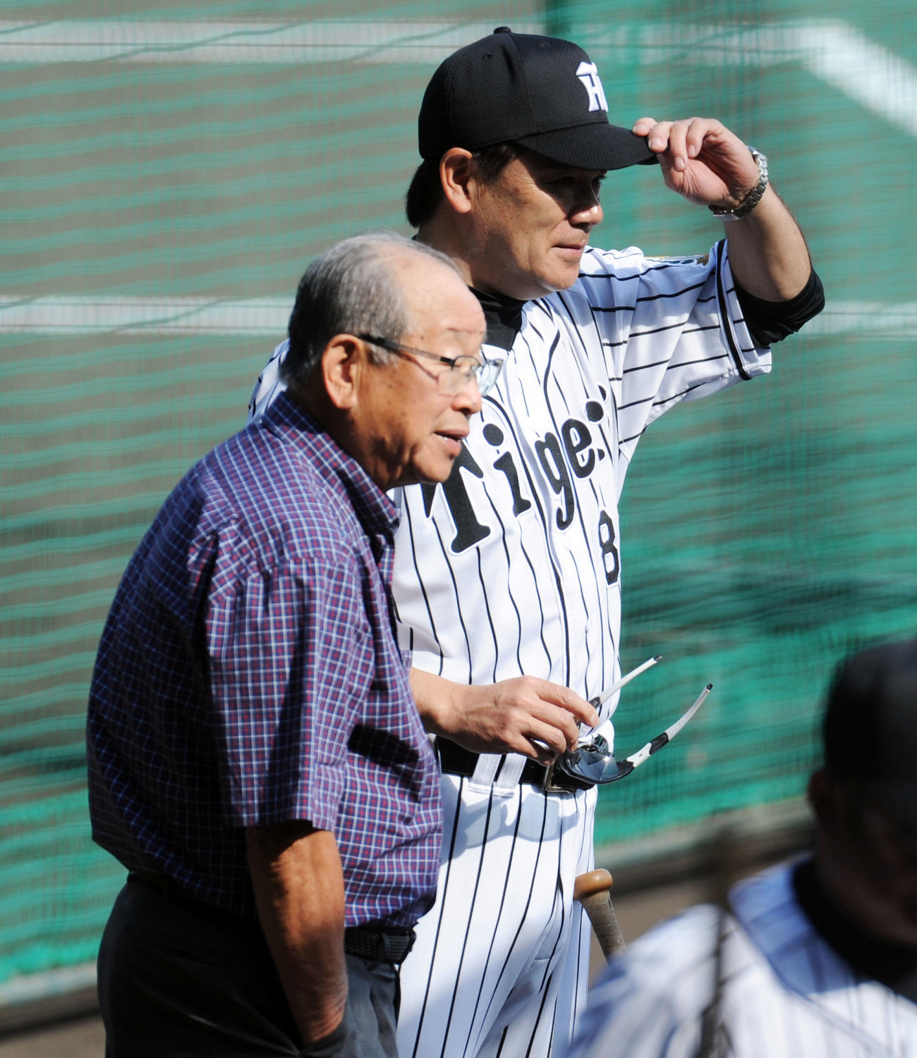 2015年5月、和田豊監督と話す吉田義男さん