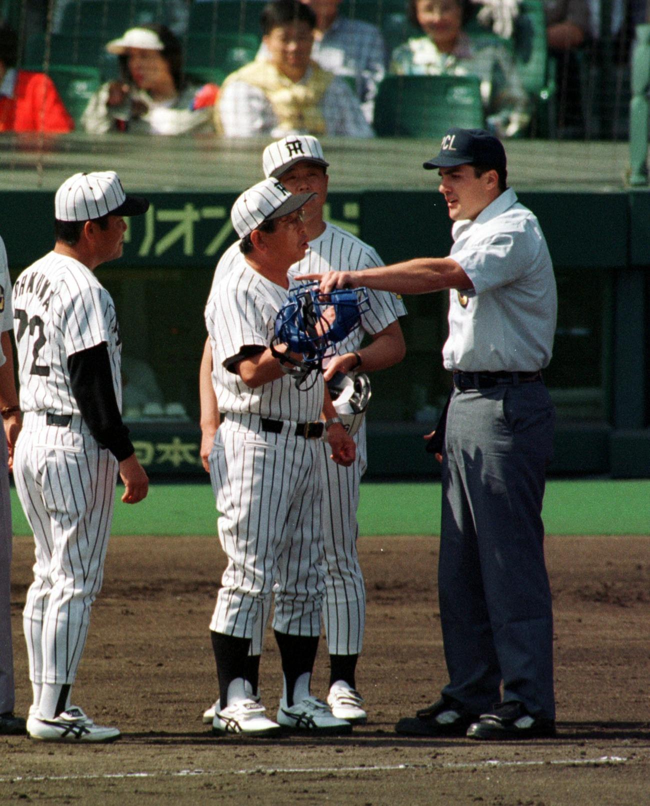 1997年5月17日、阪神対ヤクルト　マイケル・デュミロ球審(右)に抗議する吉田義男監督