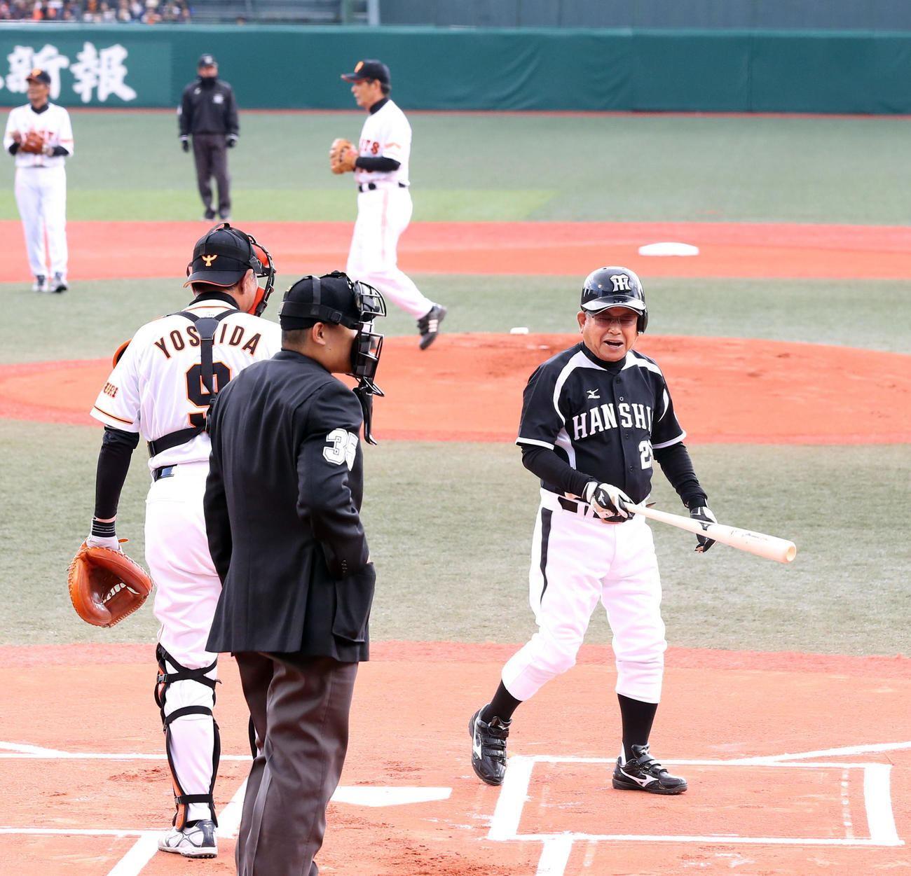 2014年11月、東日本大震災復興支援巨人－阪神OB戦　1回表阪神無死、空振り三振に倒れた吉田義男さん