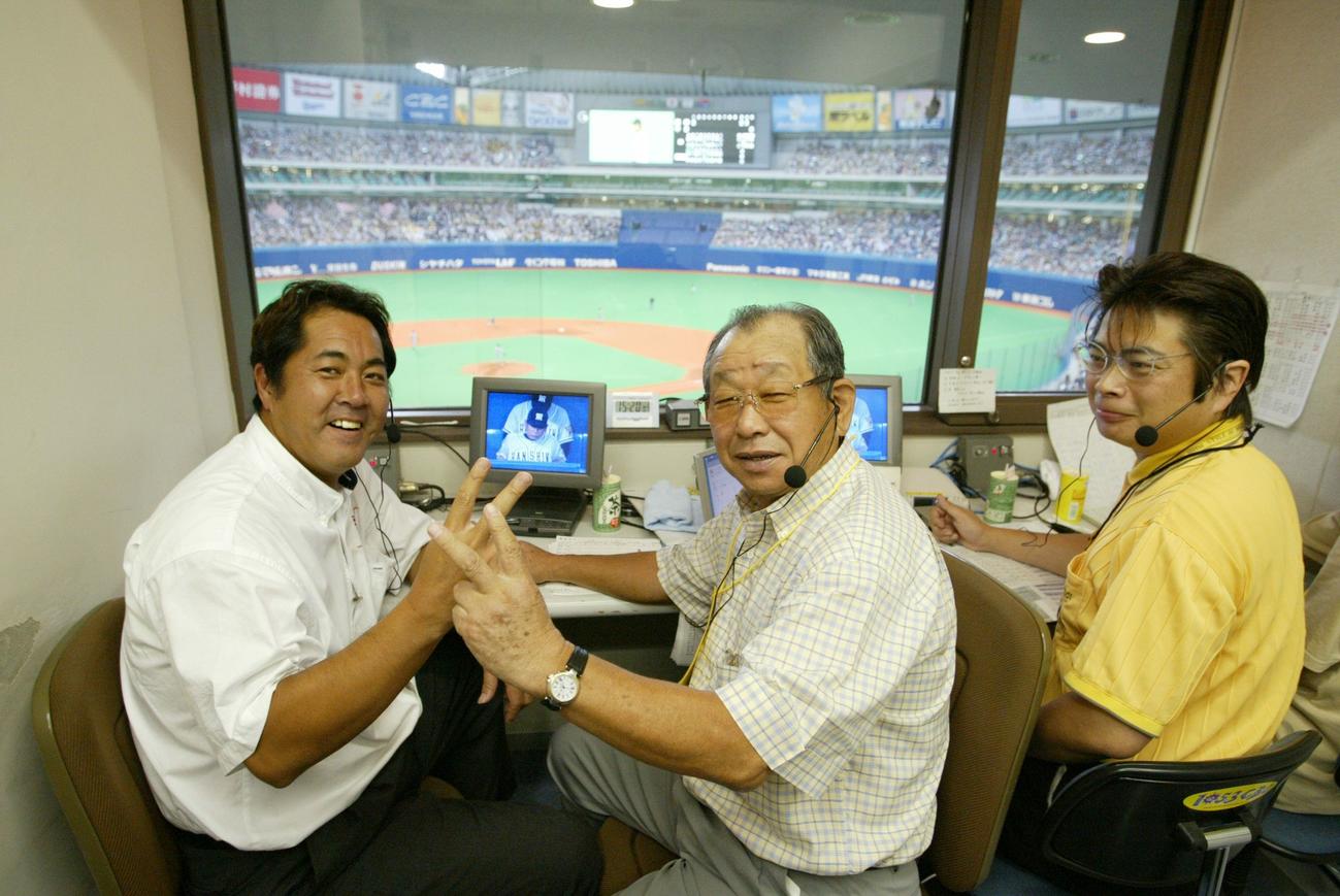 2003年9月、中西清起氏（左）と吉田義男さん（中央）