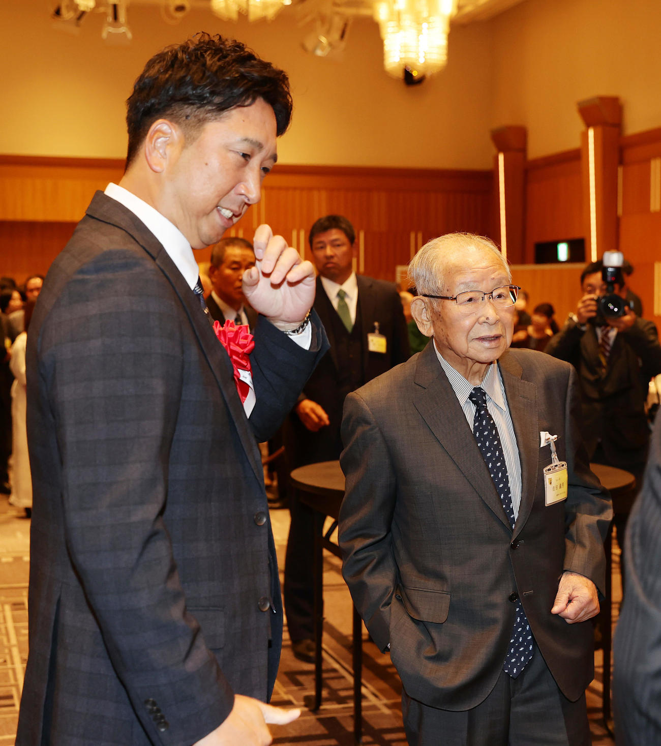 24年11月、阪神OB会総会で藤川監督（左）と言葉を交わす吉田義男氏