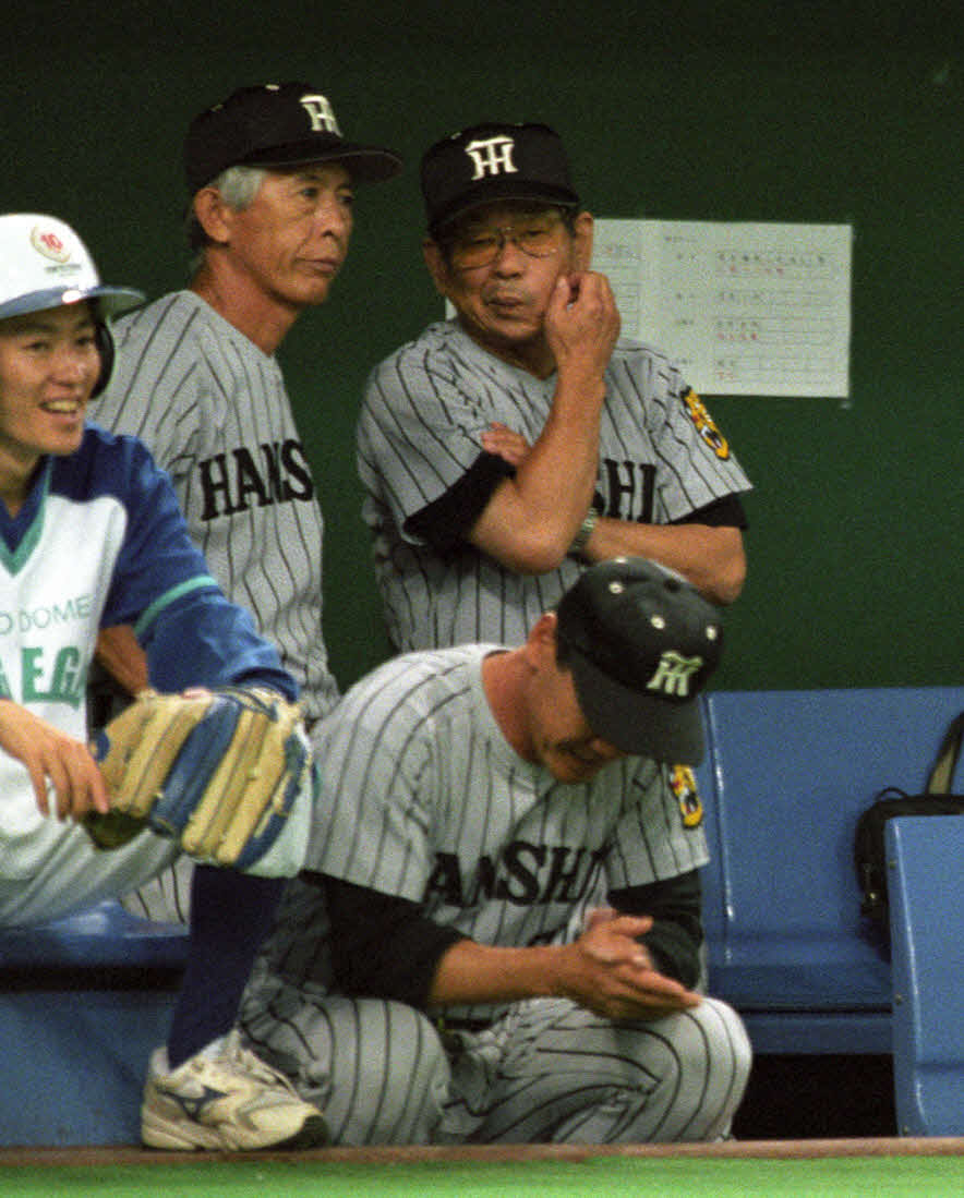 98年8月、球団ワースト記録の11連敗にボウ然。左は一枝ヘッドコーチ　