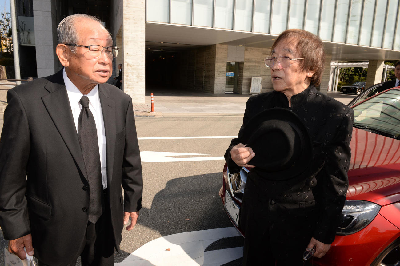 2017年11月、中村鋭一さんの思い出を語る浜村淳（右）と吉田義男さん