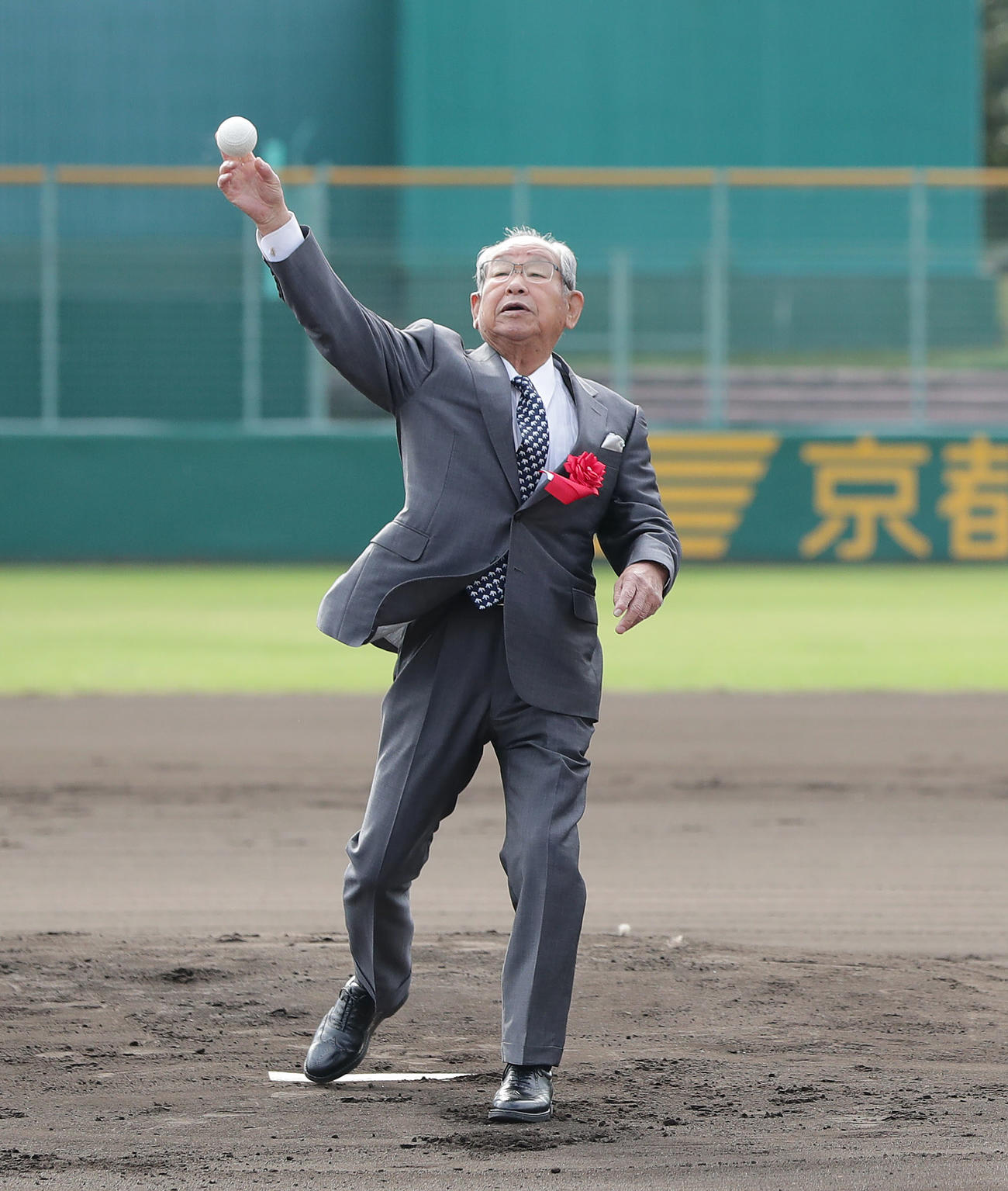 2021年11月、京都五百歳野球連盟のオールスター戦で始球式を務める吉田義男さん