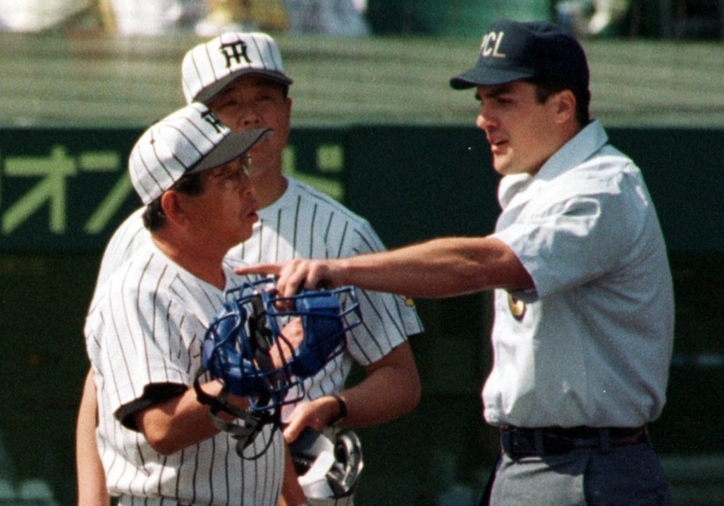 1997年5月17日、阪神対ヤクルト　マイケル・デュミロ球審(右)に抗議する吉田義男監督