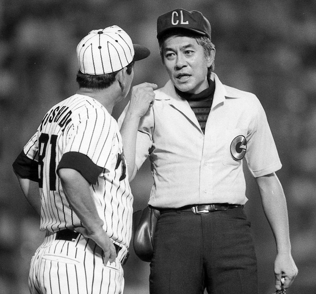 1985年8月27日、阪神対広島18回戦　平光清審判に抗議をする吉田義男監督（左）