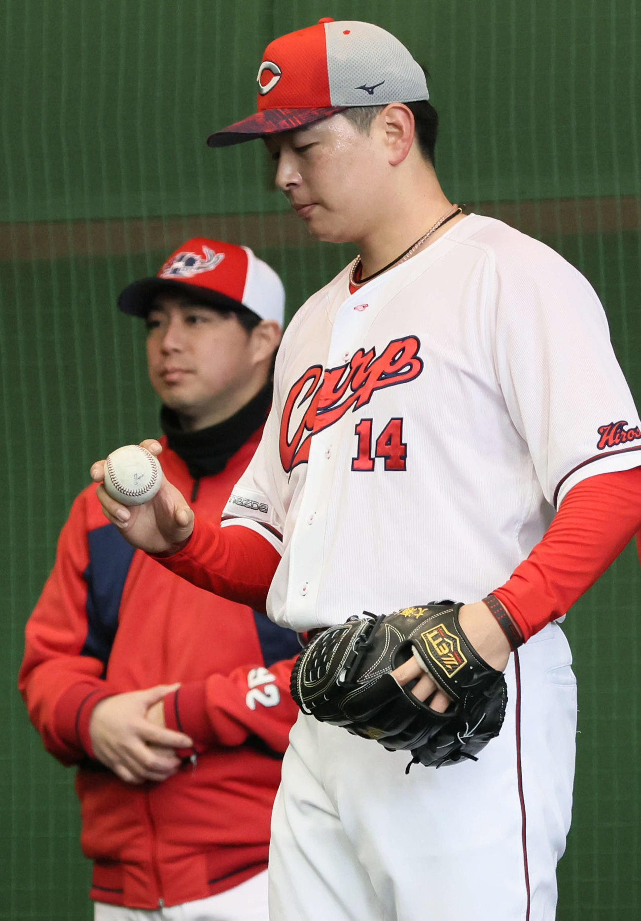 ブルペンでフォークボールを試す広島大瀬良。左は野村コーチ（撮影・加藤孝規）