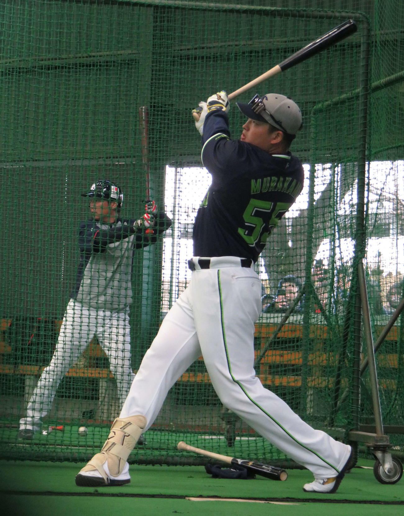 室内でフリー打撃を行うヤクルト村上