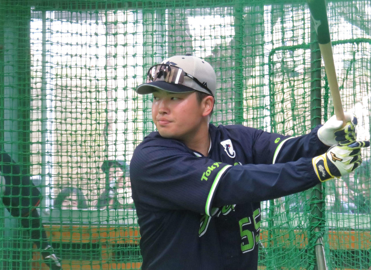 室内でフリー打撃を行うヤクルト村上