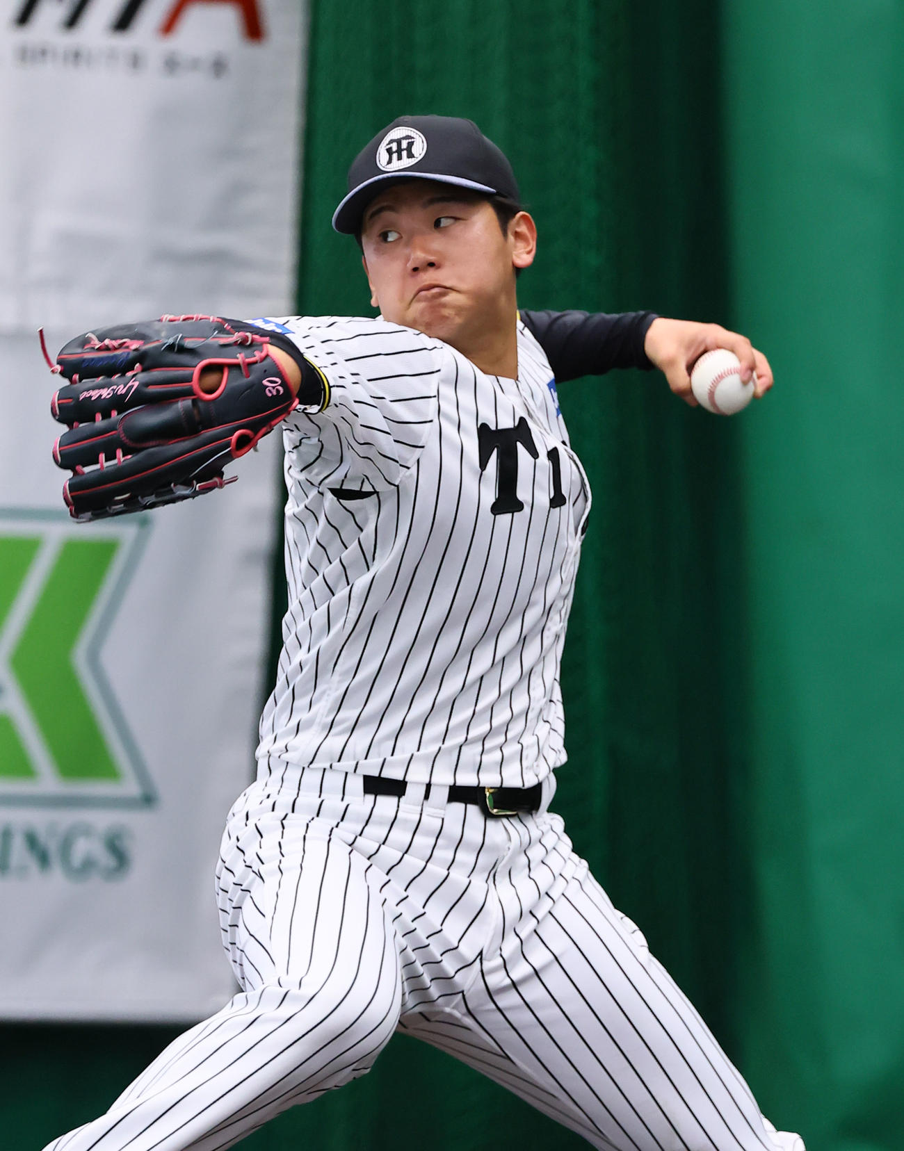 中指部分にカバーが付いたグラブで投球練習する門別（撮影・藤尾明華）