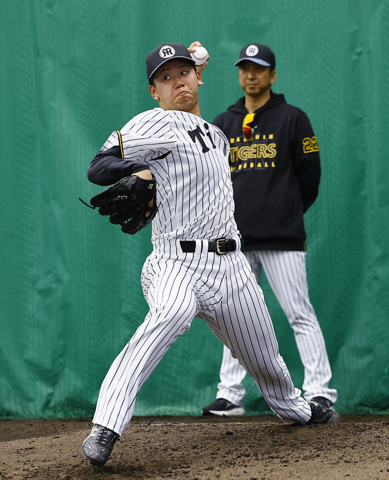 藤川監督が見つめる中、投球練習をする門別（撮影・藤尾明華）