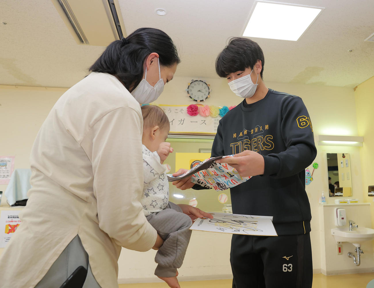 沖縄県立南部医療センター・こども医療センターを訪問し、患者と交流する阪神石黒