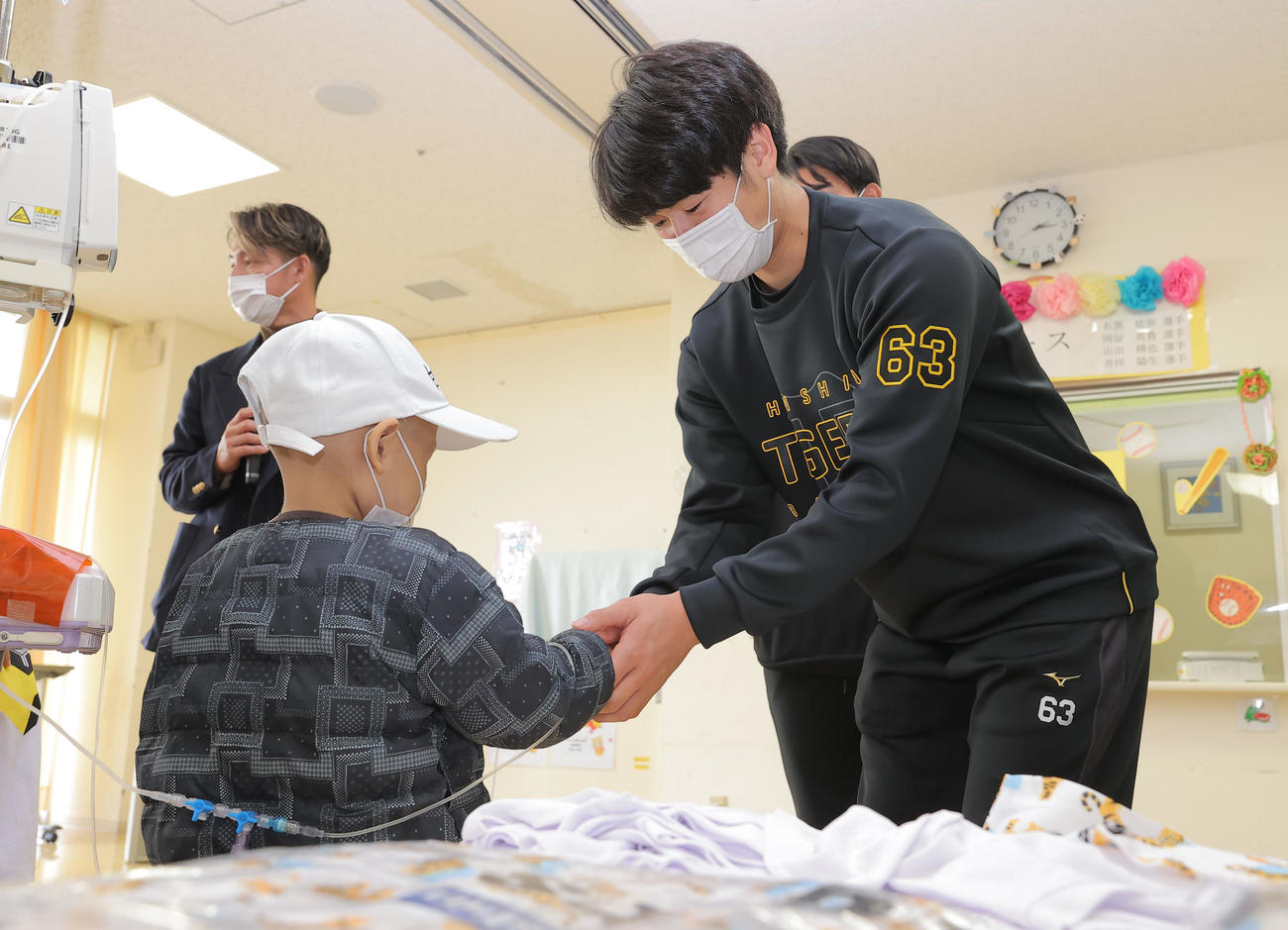 沖縄県立南部医療センター・こども医療センターを訪問し、子どもたちと触れ合う阪神石黒ら